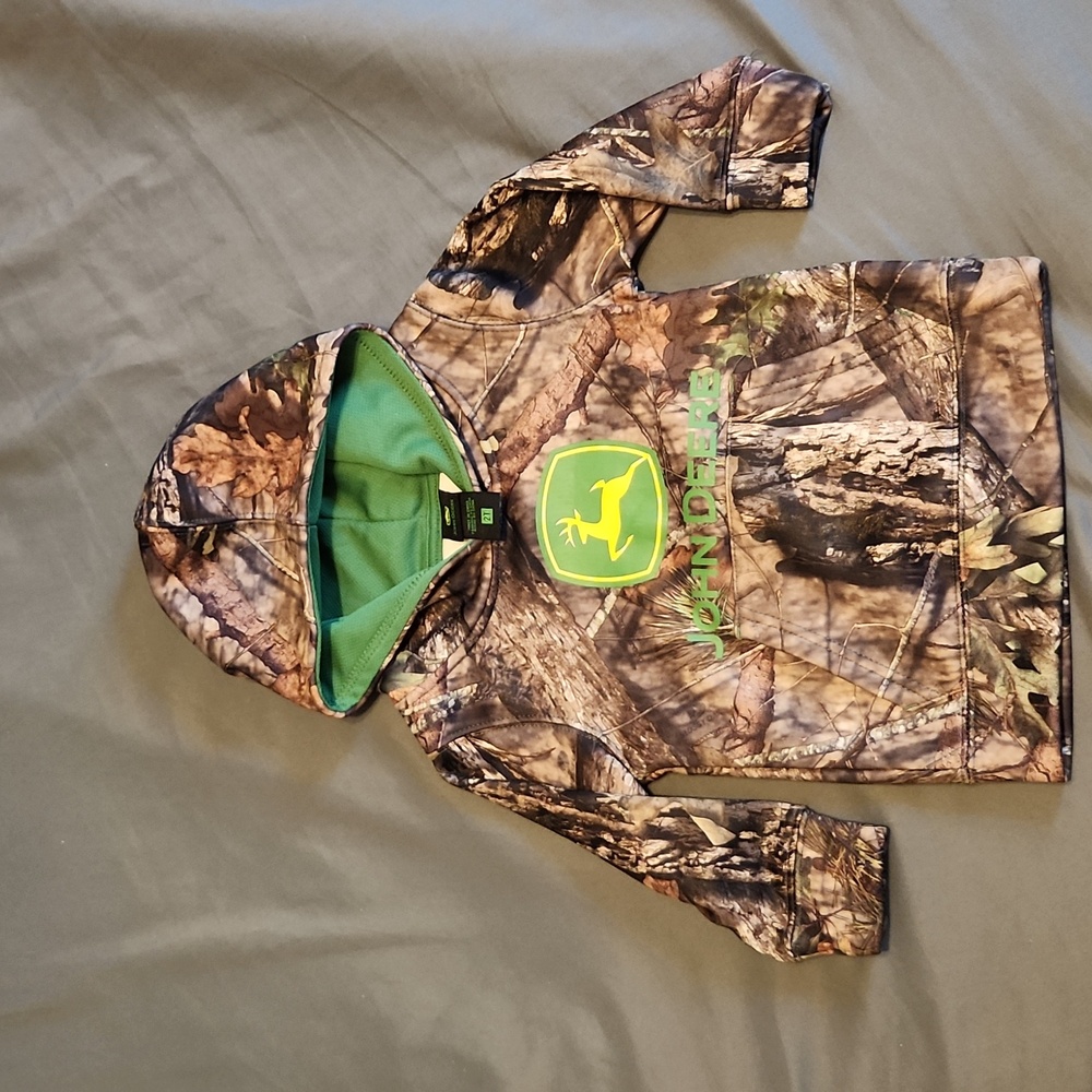 2T Boys John Deere Camo hoodie, excellent condition!